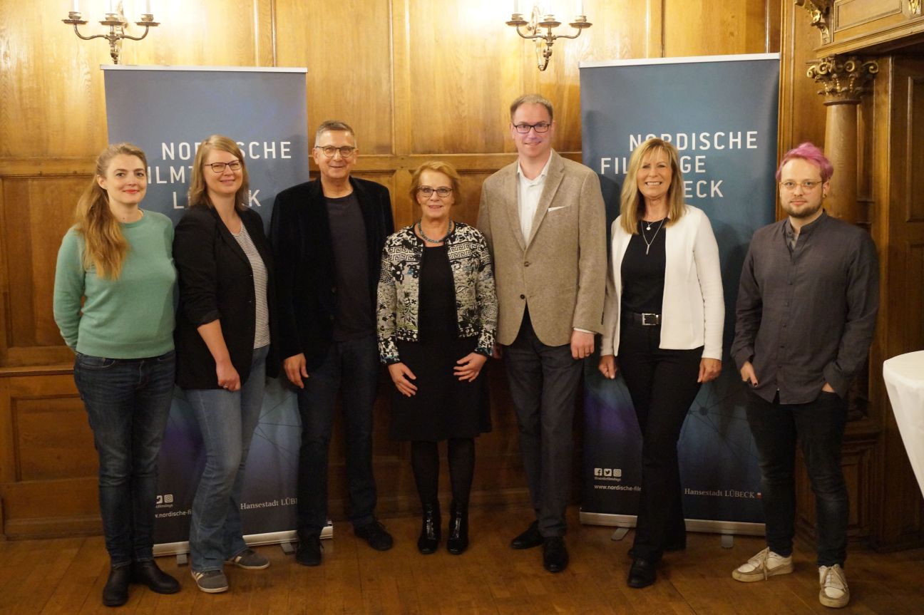 Gruppenfoto aller Personen, die auf der Pressekonferenz gesprochen haben. Von links nach rechts: Lili Hartwig, Hanna Reifgerst, Thomas Hailer, Monika Frank, Jan Lindenau, Susanne Kasimir, Sebastian Apel.