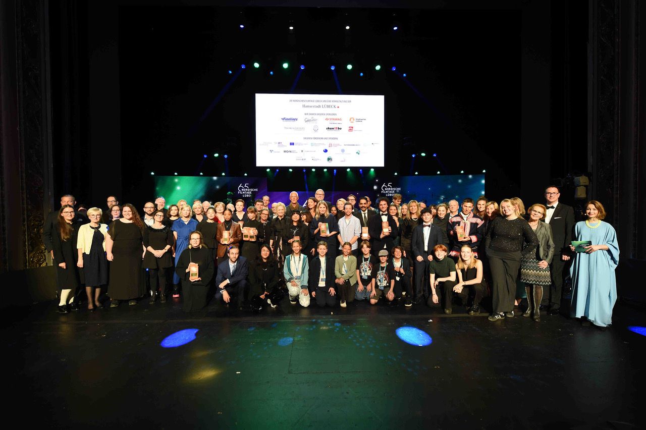 Group photo of all present awardees, jurors and honorary guests © Nordische Filmtage Lübeck / Olaf Malzahn