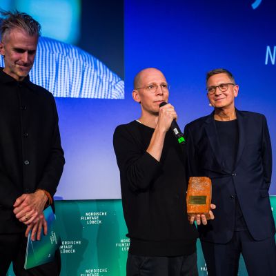 Carl Olsson (Regisseur "Vintersaga") nimmt stellvertretend den Ehrenpreis für Roy Andersson entgegen © Nordische Filmtage / Olaf Malzahn