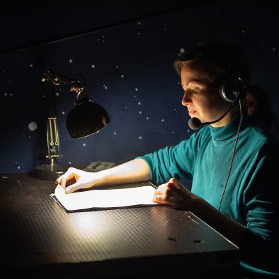 Elisabeth Haug reads live dialogue during a film screening © Nordische Filmtage / Wolf-Dietrich Turné