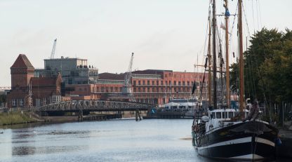 Lübeck Kanal Industrie und Segelschiff c - Marion von de r Mehden