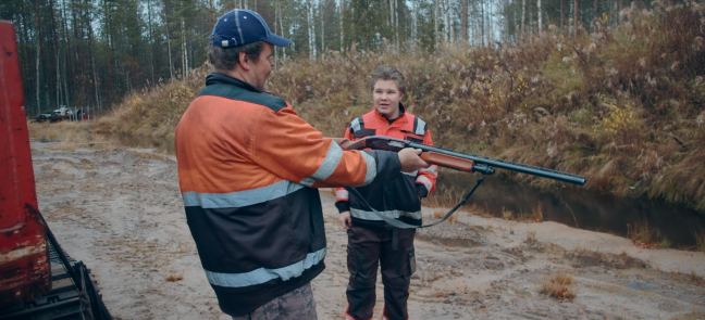 Tero zeigt Henri eine Jagdwaffe