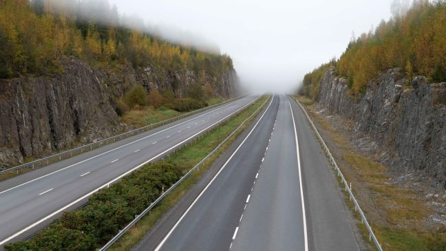 Mehrspurige Autobahn durch Berge