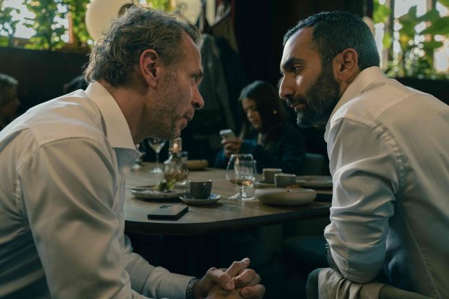 Sasha und Kalle am Restauranttisch im Gespräch vertieft