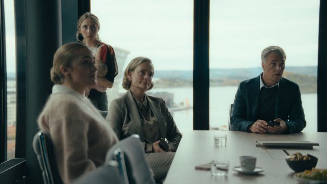 Fie, Kaisa, Maggie und Christian an einem Konferenztisch