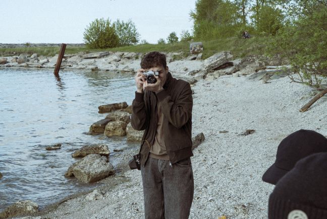 Morten am See, fotografiert mit seiner analogen Kamera
