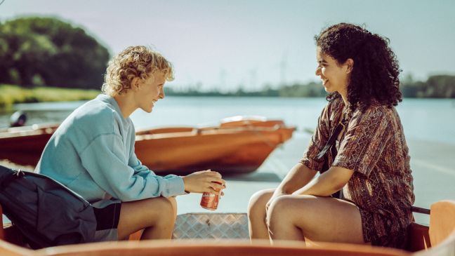 Malou und Nouria sind im Gespräch und lachen auf dem Steg