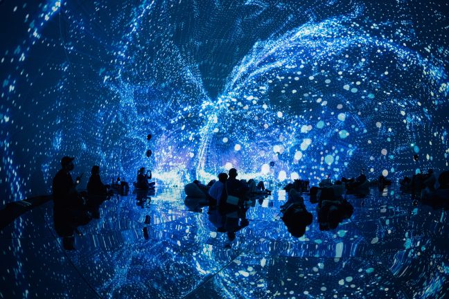 Vorführung EXO CORTEX 3.0 in einem Fulldome; blaue Punkte spiegeln sich am Boden