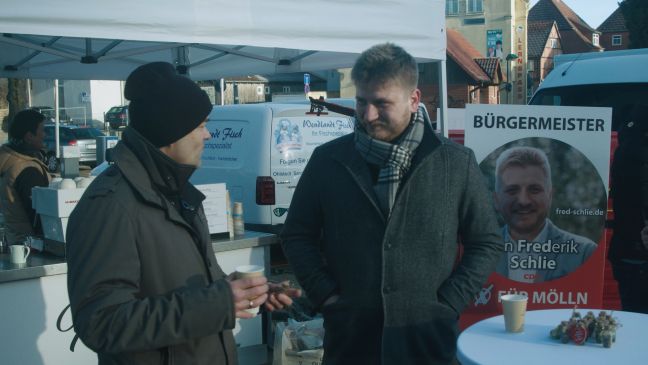 Fred spricht mit potenziellen Wählern