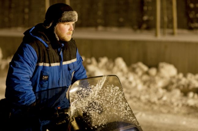 Jomar auf dem Schneemobil Nahaufnahme