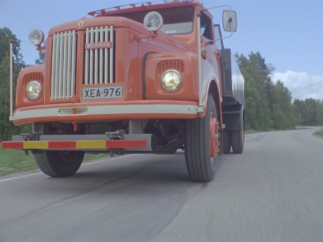 Roter Truck auf der Straße