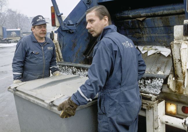 Zwei Männer arbeiten für die Müllabfuhr