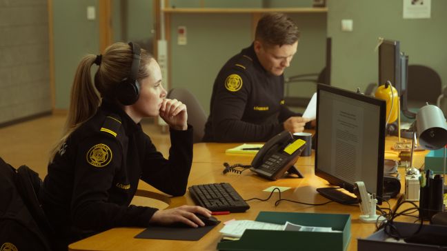 Polizisten im Büro