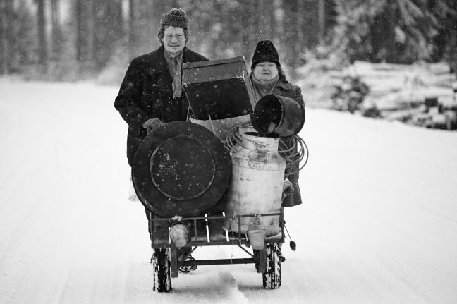 Männer fahren auf einem kleinen Kart durch den Schnee