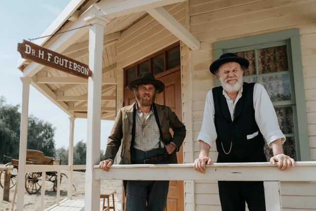 Jacob Hansen und Doc auf der Veranda der Arztpraxis