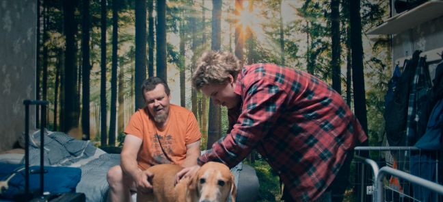 Tero und Henri streicheln Jörö