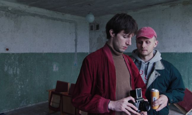 Domas und Ignas gucken sich eine analoge Kamera an