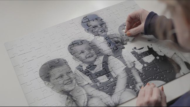 Altes Familienfoto als Puzzle