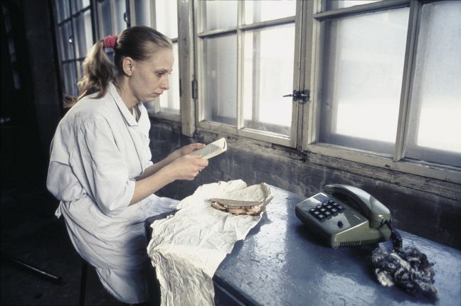 Frau mit Butterbrot