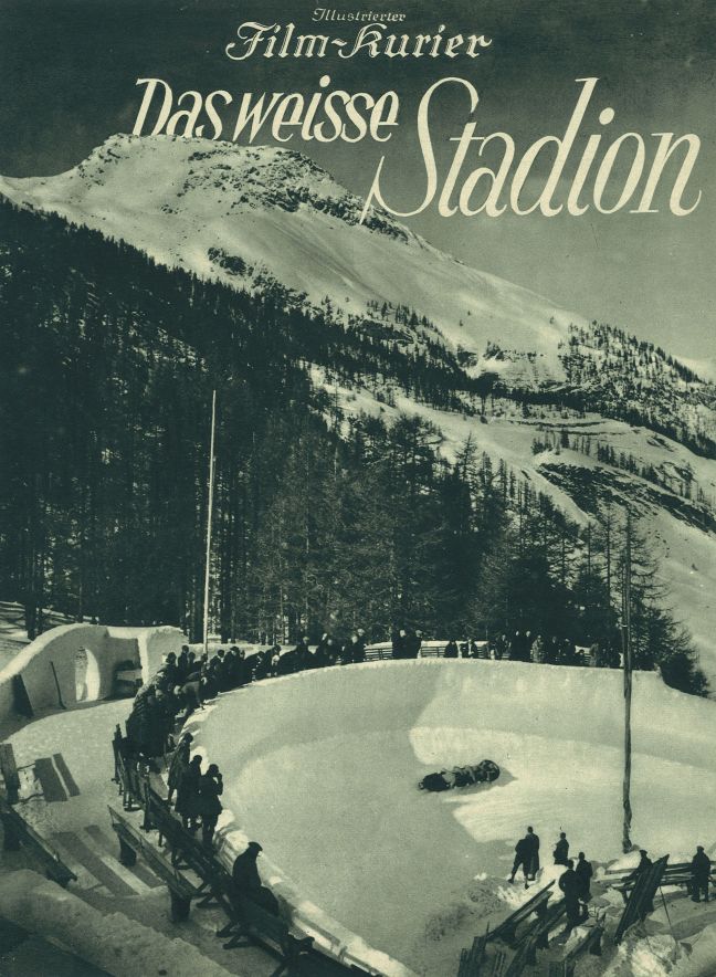 Titelbild mit dem Titel „Das weisse Stadion“ in heller Schrift. Unten im Bild ist eine Rodelbahn mit Zuschauern zu sehen, dahinter ein mit Schnee bedeckter Berg