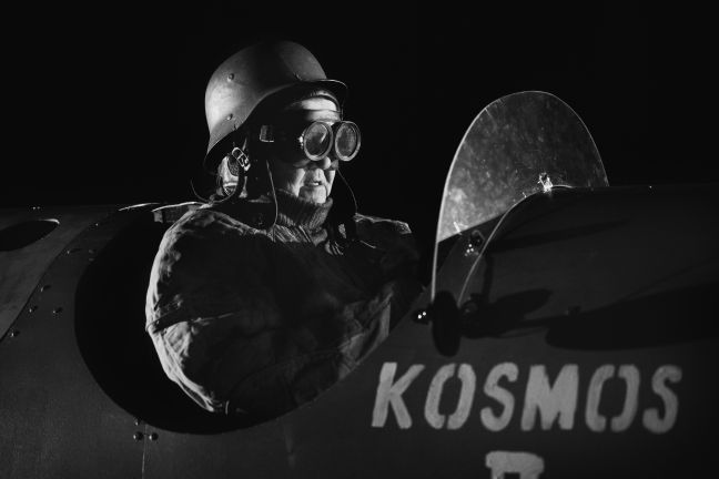 Mann im Flugzeug "Kosmos"