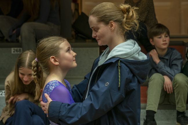 Sofia und Clara (Tochter von Sofia) stehen voreinander