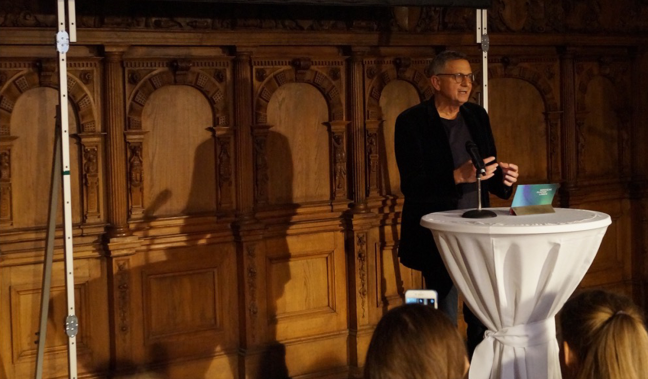 Foto von Thomas Hailer, der auf der Pressekonferenz gesprochen hat.