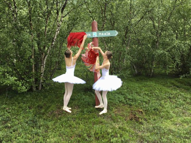 Zwei Ballerinas überdecken einen Wanderschild