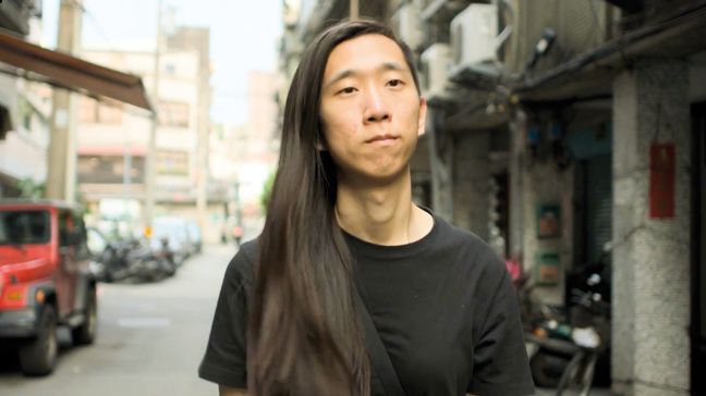 Yo Ling läuft durch die Stadt