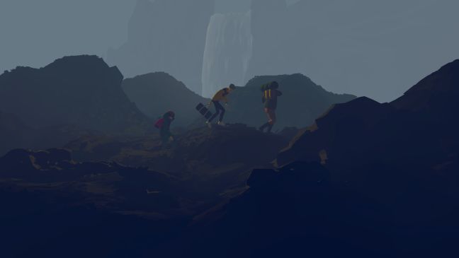 Drei Personen wandern durch die Berge