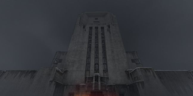 brutalistisches Gebäude von unten gefilmt