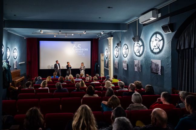Q&A "Descendants" im Koki: Sveinn Þorir Geirsson (Schauspieler), Tinna Hrafnsdóttir (Regie), Wendy Mitchell (Kuratorin Serien) © Nordische Filmtage / Olaf Malzahn