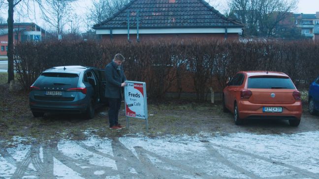 Schildaufbau auf einem Parkplatz