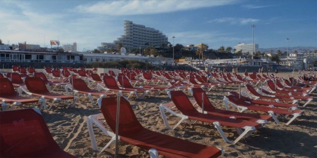 Ausblick über einen Strand voller Liegestühle