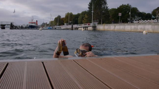 Pepe im Wasser am Steg