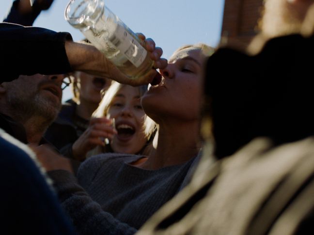 Live und Freund:innen trinken Alkohol