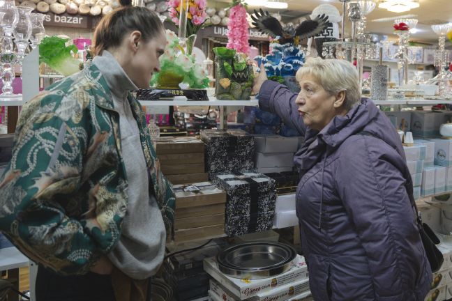 Zwei Frauen im Second Hand Laden