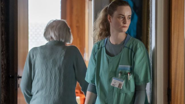 Else und Sofia im Türrahmen