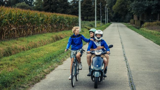 Malou auf dem Fahrrad, neben ihr Max und Nouria auf dem Moped
