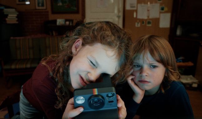 Edle und Brage mit Polaroid-Kamera in Nahaufnahme