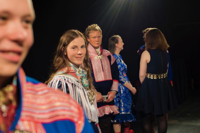 Mehrere Sámi-Jugendliche, in Gákti,   stehen und gucken in die Kamera