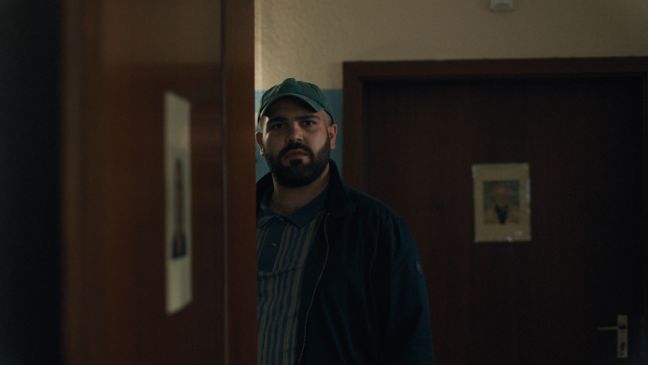 Samir steht an der Tür