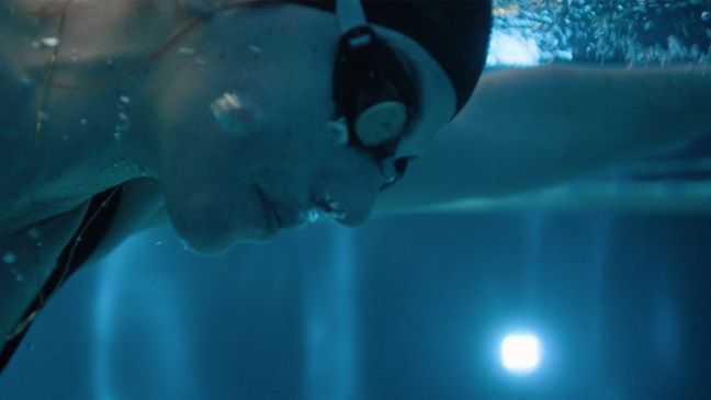 eine Schwimmerin unter Wasser