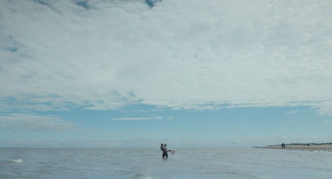 Hazim trägt Marius an der Nordsee