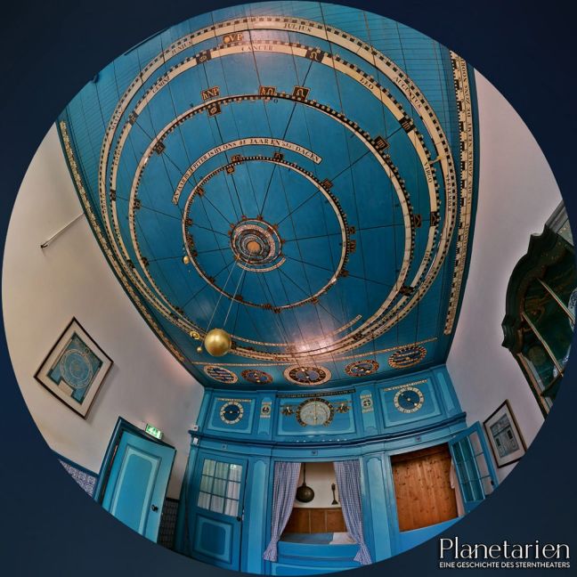 Blick auf die Decke des Planetariums