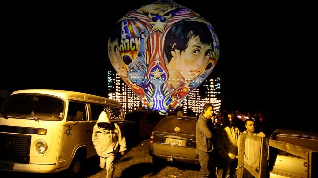 Ballon startet in der Nacht hinter parkenden Autos