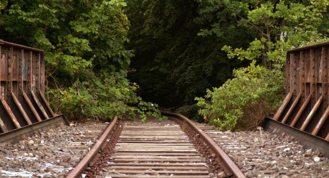 Bahngleise mit verrosteten Spundwänden