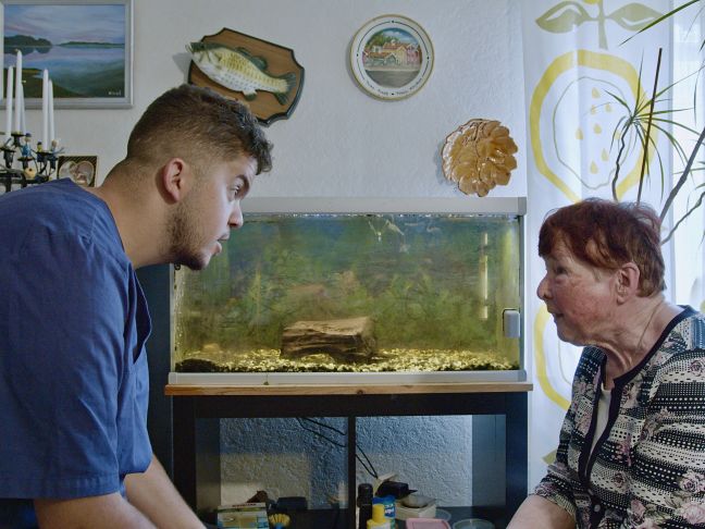 Majd und Maj vor dem Aquarium