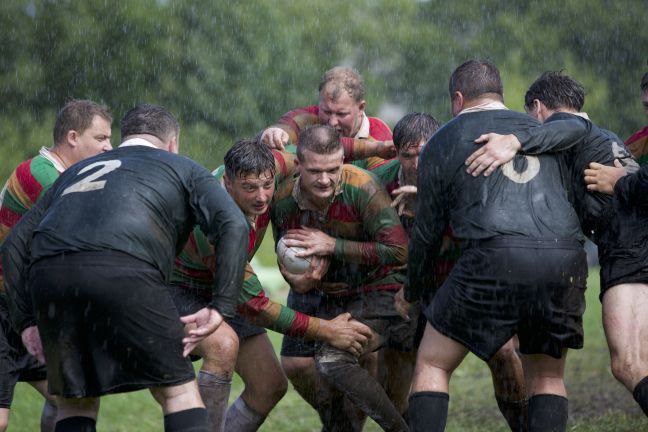 Junge Männer beim Rugbyspiel