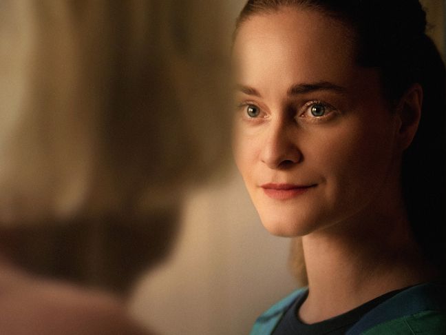 Sofia blickt auf Else, deren Hinterkopf zu sehen ist